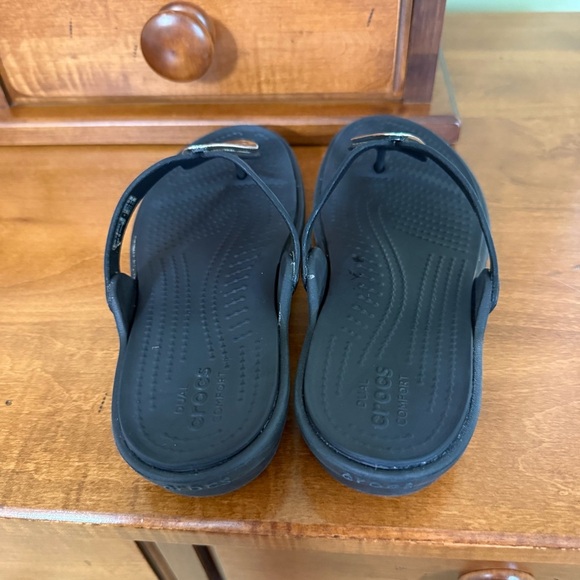 Crocs Women's Sanrah Liquid Silver Teardrop Black Flip Flop sandal size 5 shoe - Picture 4 of 13